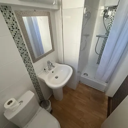 Hotel Oyo West Rocks Townhouse AEGON International Esterno foto